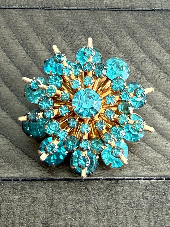 Jewelry - Vintage Two Tone Green Rhinestone Brooch Pin Round Gold Tone Unsigned Estate